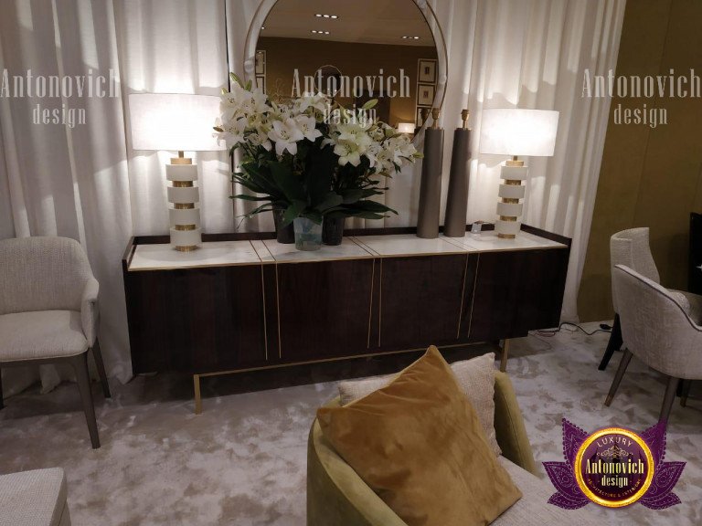 Elegant Antonovich bedroom set with plush bedding