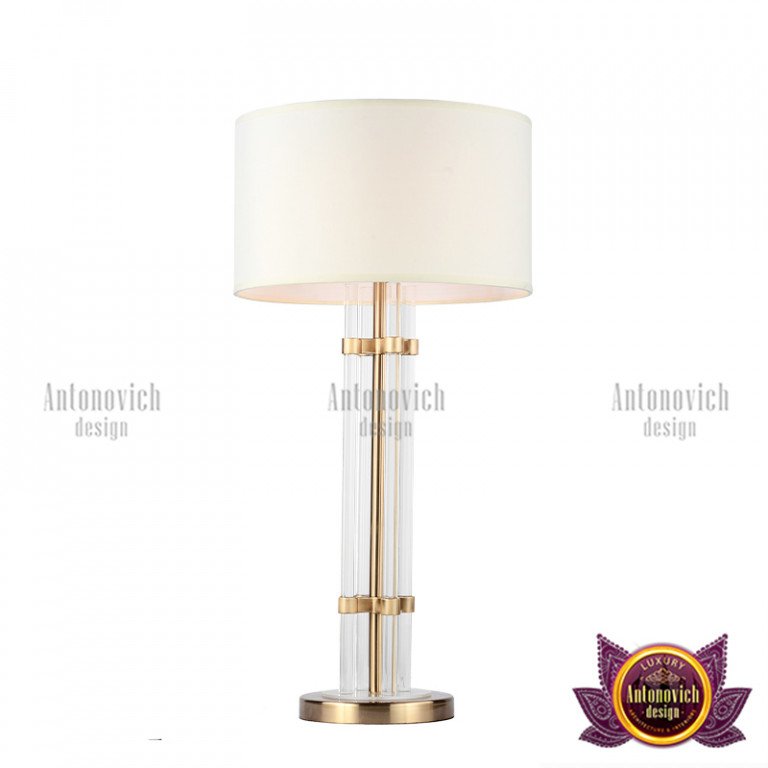 Elegant crystal table lamp with a luxurious design