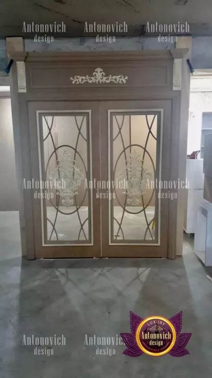 Dubai home entrance with a perfect door