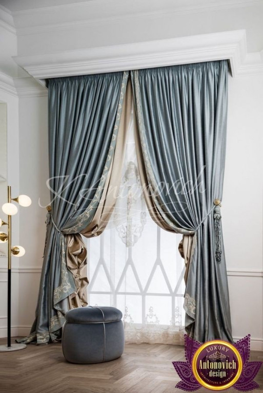 Classic Шторы curtains enhancing a dining area