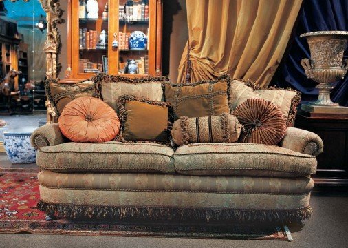 This picture shows a luxurious three-dimensional living room design. It features a curved blue sofa with golden accents, two matching armchairs, an ornate floor lamp, and a large round silver coffee table. The walls are decorated with geometric patterns, and the floors are tiled with high-end marble.