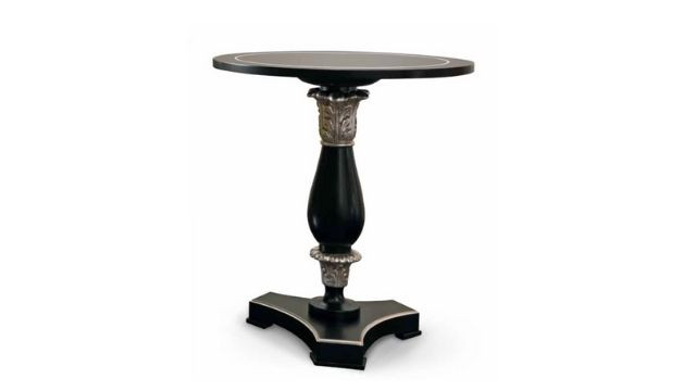 Elegant Small round table in black lacquering finishing