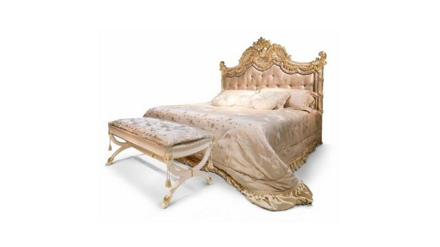 Hand-carved bed in lacquering finishing with gold and silver details